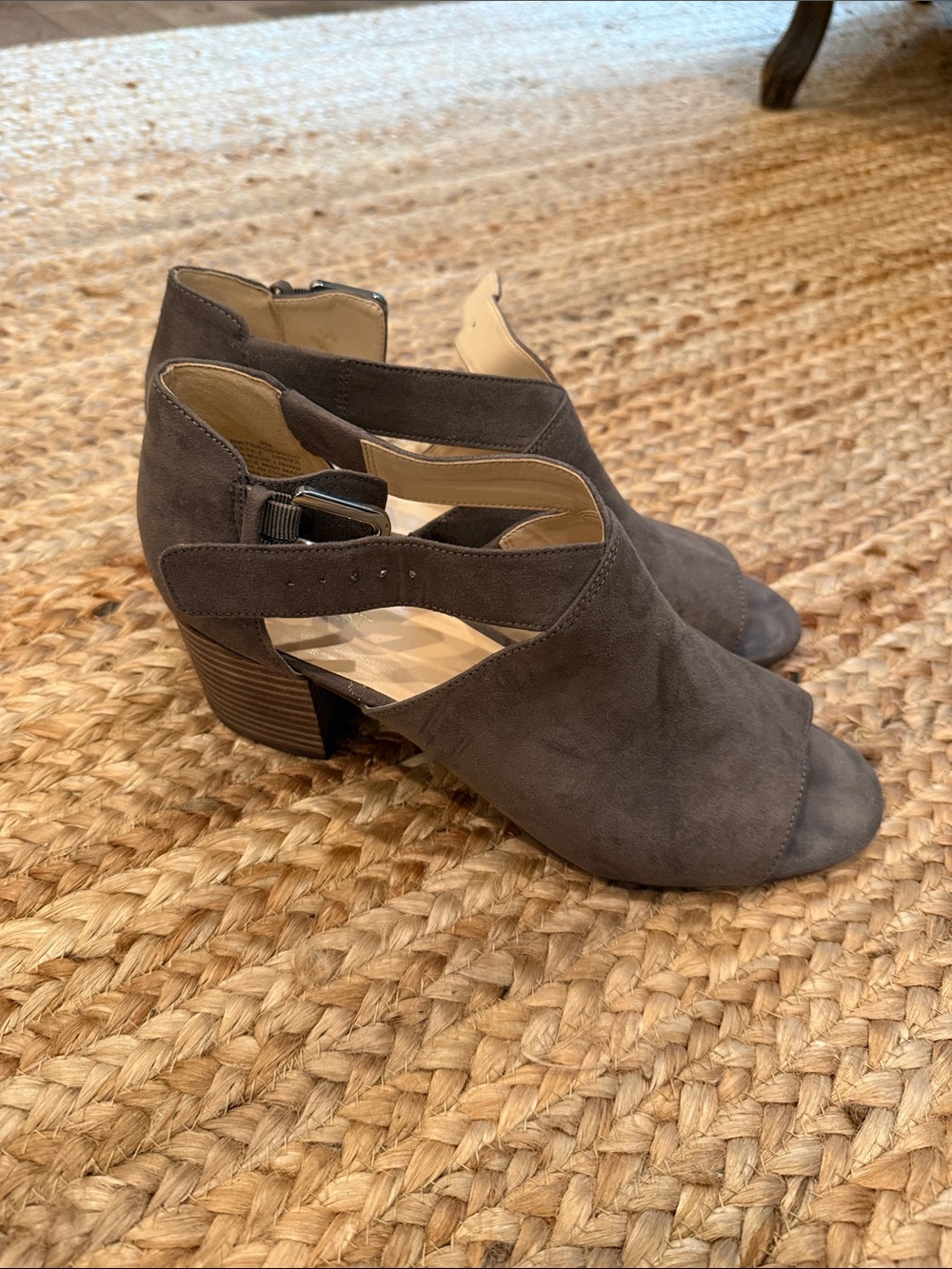 Nine West Women's sz 9 Grey Suede Peep-Toe Block Heel Sandals